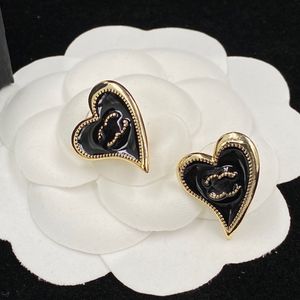 Çeşitli Tasarımcı Kalp Sapı Vintage Charm Küpe Lüks Tasarım Siyah Küpe Mektupları Takı Kadınlar Sevgililer Düğün Hediyeleri