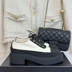 Designer famosi consigliano vivamente le classiche scarpe flatform con cinturino e plateau retrò, accattivanti e non appariscenti, ultra-quotidiane e super cool taglia35-39 40Nessun reso