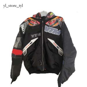 Diseñador Vetements Chaquetas High Street VETEMENTS originales Hombres Chaquetas de mezclilla lavadas Chaquetas VTM de gran tamaño Bombardero de moda Etiquetas parcheadas 8696