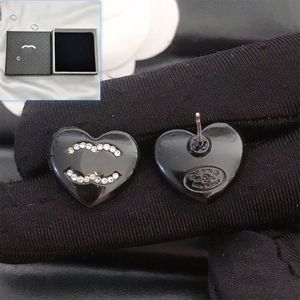 Boutique Black Heart Ear Stud Designer Charm Womens Elegant Box Classic presentörhängen med stämpel av hög kvalitet smycken