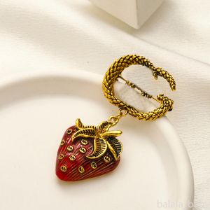 Luxury Designer Brooch Vintage Strawberry Brooches Women Pin Brooch Fashion Couple Clothes Jewelry Accessories Gift