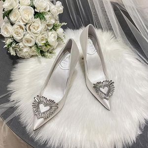 Sapatos de vestido tamanho 31-43 branco casamento dama de honra cristal diamante fivela cetim salto alto mulheres