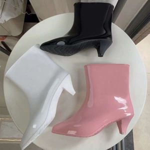 Nya regnstövlar Designer Womens Rubber Waterproof Ankle Boots Black White Half Boot Classic Upper 510