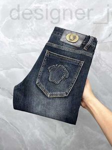 メンズジーンズデザイナープラスサイズのジーンズ用メンズメデューサ刺繍されたズボンラグジュアリーストレートレッグパンツメンファッションヴィンテージカジュアルジッパーアクセスデニム高品質