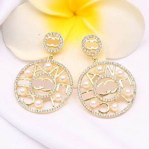 18k guldpläterade designers örhänge Stud Luxury Famous Women Fashion Pearl Pierced Round Earring Letter Wedding Party Gift Högkvalitativ Jewerlry 20Style