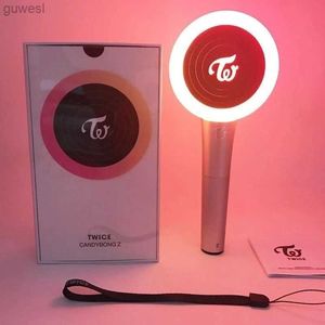 Nocne światła KPOP Dwukrotne zabawki Lightstick Ver.2 Koreańska drużyna Candy Bong Z Stick Light Toys Flashing Lightstick Concerts Album Lamp YQ240112