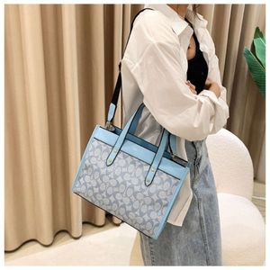 Varumärke 24SS Autumn/Winter New Trendy Fashionable Women Handbag Simple and Atmospheric Women's Handbag Shoulder Bag