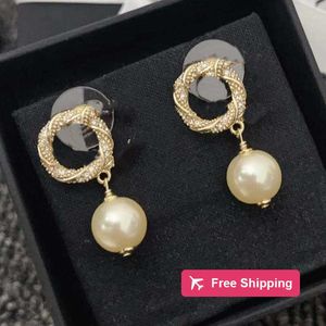 Fascino Nuovi orecchini di design per orecchini da donna in argento S925 Orecchini con ciondolo in ottone perlato Fornitura di gioielli UWQ8