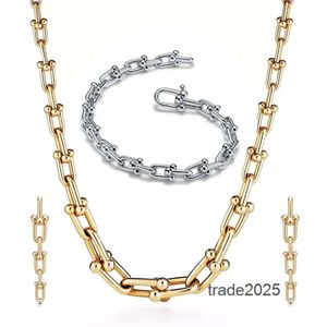 Designer Luxury Horseshoe Armband örhängen Halsband Kvinnlig rostfritt stål Fashion Simple Par Chain Halsband smycken presentflicka