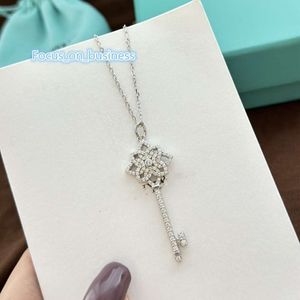 Luxuriöse Designer-Halskette mit Anhänger, gewebte Schlüssel, Top aus Sterlingsilber, Blume, voller Kristall, Charm, kurze Kette, Halsband für Frauen, Hochzeit, Bräute, Jahrestag, mit Box