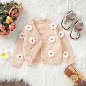 Pullover Prinzessin Baby Mädchen Strickjacke Pullover Jacke Langarm V-ausschnitt Knopfverschluss 3D Blume Winter Warme Strickwaren SäuglingskleidungL2401