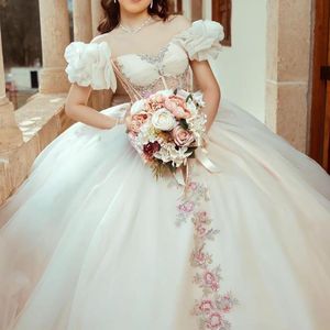 2024 Бежевое платье Quinceanera с открытыми плечами и аппликациями, кружевной корсет с бусинами, Vestidos 15 De Quinceanera, выпускное бальное платье принцессы