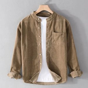 Mode 2024 Mäns vår- och höstens avslappnade skjortor Löst fit Turn-down-krage Retro Style Corduroy Lång ärmskjorta Coat Man 240112