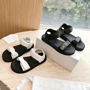 Najwyższej jakości owcza skóra wygodna klasyczna Row Flat But Casual Sandals for Women Proste slajd buty plażowe luksusowe sandały projektantów z pudełkiem