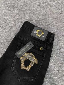 Jeans da uomo Designer Taglie forti Pantaloni ricamati Medusa da uomo Pantaloni gamba dritta di lusso Moda uomo Vintage Casual Cerniera Accesso Denim Alta qualità BBZ5A