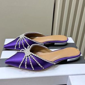 Luxury Crystal Flat Slippers Kvinnor pekade Toe Rivet Studded Party Shoes Woman Summer Slides High Quality Satins tofflor Woman