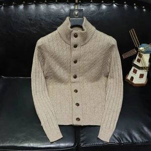 Cardigan da uomo maglione lavorato a maglia giacca da uomo puro nero tinta unita coreano autunno giapponese moda retrò lana 240113