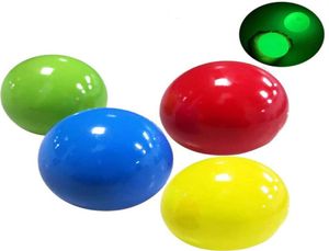 Lysande takbollar Stress Relief Sticky Ball Limmad Target Ball Night Light Decompression Balls Långsamt Squishy Glow Toys för KI1384407