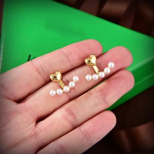 Fashion Stud Earring Elegant Pearl Earrings Designer Kvinnor Luxury Jewelry Ladies Charm Earings Classic Men Aretes Designers Accessories Screw Studs Gifts