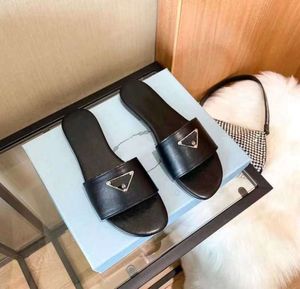 Summer Luxury Sandals Designer Women Flip Flops Slipper Fashion äkta läder Slides Metal Chain Ladies Casual Shoes 326