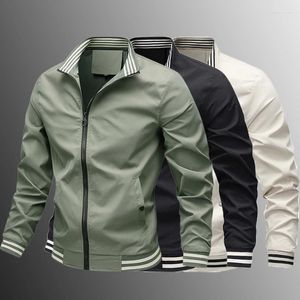 Trench da uomo 2024 Giacca bomber primaverile Cappotto maschile Gruppo casual Protezione solare impermeabile Pografia da arrampicata