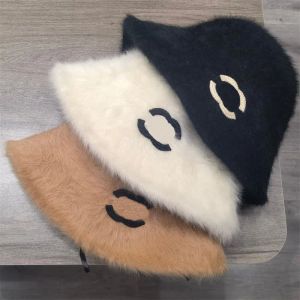 Luxo Fluffy Bucket Chapéu Mulher Designer Inverno Fluffy Wide Brim Chapéus Fisher Chapéus Preto Branco Carta Caps Lã Quente Fishermans Cap Soft Hat Beanies