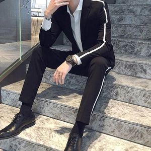 メンズスーツカスタムメイドメンブラック2つのボタンGroom Tuxedos Notch Lapel Groomsmen 2ピースセット（ジャケットパンツ蝶ネクタイ）D495