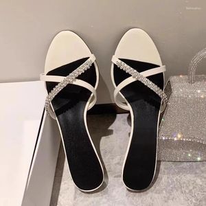 Sandálias moda e elegante em estilo de verão cruzado diamante redondo dedo aberto salto médio
