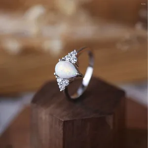 Klusterringar delikat stil 925 silver droppar vit opal ring inlagd med zirkon för kvinnors ljus lyxigt utsökt behov