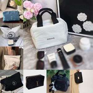 Saco de maquiagem de designer bolsas de luxo bolsa de maquiagem de nylon para baixo algodão bolsa cosmética mulheres casual zíper sacos de lavagem de higiene para homens designers compõem saco