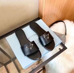 Summer Luxury Sandals Designer Women Flip Flops Slipper Fashion äkta läder Slides Metal Chain Ladies Casual Shoes 565