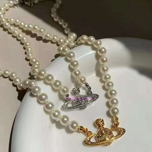 Choker Vivianism Westwoodism Halsband Saturn Pearl Necklace för kvinnor med unik design Elegance Luxury Grade Feeling Pins Collar Chain Sweater Chain Chain Chain