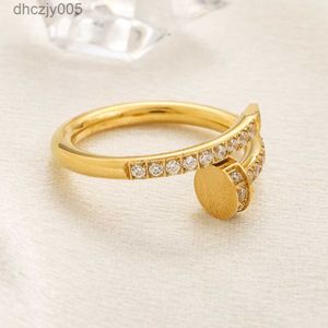 Projektanta marki pierścienie paznokci moda proste kobiety dziewczyny 18K złoty poszyjanie Pierścień ze stali nierdzewnej słynne miłośnicy biżuterii ślubnej