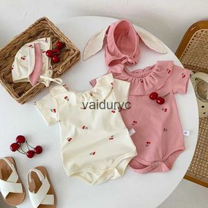 Romance de verão Roupas de bebê Criança Cherry de bodysuit One Piece With Hat H240429