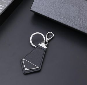 Designer Triangle Letter Keychain Stylish Nya nyckelringstillbehör för alla Pendant Keychain 3 Alternativ av hög kvalitet