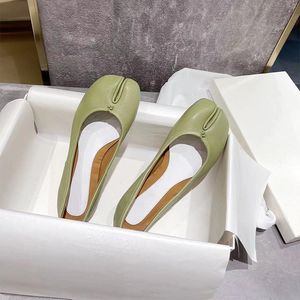 여성 2024 New Maisons Classic Sandals Dress Tabi Ballet Margiela 디자이너 MM6 빈티지 플랫 힐 양치위 캐주얼 신발 레이디 체육관 운동화 Black9