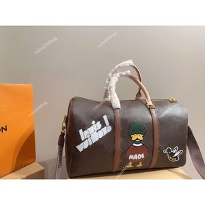 Luxury Designer Mens Duffel Bags Brown Letters Duck Graffiti Travel Bags Brand Womens Luggage Airport Bags Handbags Keepall Totes Shoulder Bags Fitness Yoga Bag