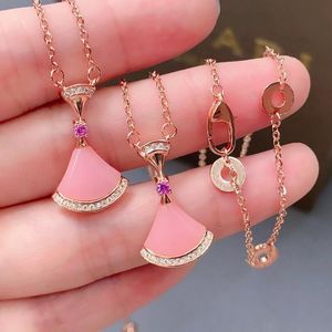 Collana stile moda Europa America Uomo Donna Donna Rame placcato oro rosa inciso Lettera B con diamanti Ciondolo a forma di ventaglio in agata rosa