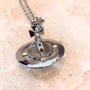 Viviennelies Collana lunga con perle di vetro Collana Saturno massiccio Collana con personalità di diamanti colorati Fantastico gioielliere di design Westwood per donna Regali di festa di alta qualità