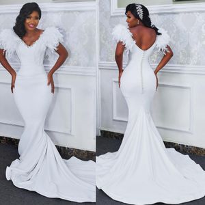 Abito da sposa a sirena di lusso con piume per la sposa scollo a V perle abiti da sposa stile semplice in raso per il matrimonio per le donne nere della Nigeria NW018