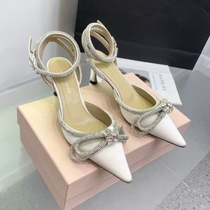 Mach satin bow slingbacks pumpar kristall utsmyckade kvällskor 65 mm stilett klackar sandaler kvinnor kattunge klack lyxdesigners ankel rem klänning sko med låda