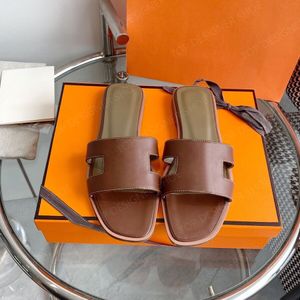 Top-Qualität, klassische Leder-Slipper für Damen, Damen-Sandale mit offener Spitze, lässige flache Strandschuhe, luxuriöse Designer-Slipper für Damen, Braun, Weiß, Gelb, Blau, mit Box