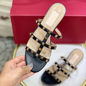 Designerv Brand Sandals Rivets Peep Toes 슬리퍼 진짜 가죽 누드 검은 무광택 플랫 힐 여름 캐주얼 슬리퍼 34-44