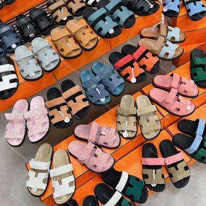 Läder tofflor sandaler designer glider kvinnor män storlek 45 skor mockasins toffel sommarstrand sandal casual tjock platt plysch färg matchande sko med ruta 10a
