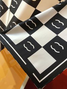 (Chitrine's Boutique Store) Klassiskt märke Xiaoxiang Style Checkerboard 90 cm Silk Square Thandduk Fashion Beach Exklusiv gåva