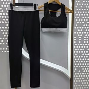 Przycięte sportowe kobiety biustonosze legginsy Zestaw luksusowe zbiorniki biustonosza legginsy letnie seksowne swobodne gimnastyczne joga designer