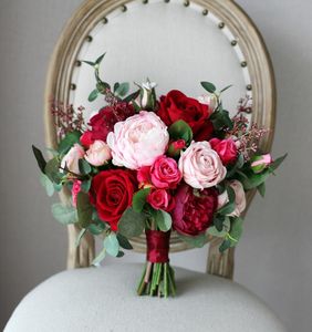 Rosa rosa buquês de noiva segurando broche flores 2019 rosa vermelha baga barato país decoração de casamento seda artificial dama de honra f6353171