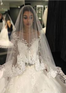 2018 Nowe tanie luksusowe welony ślubne Weddne Hair Akcesoria Białe kości słoniowej długą kryształową koralikową Bling koronkową tiulową długość Katedry 3M C3013311