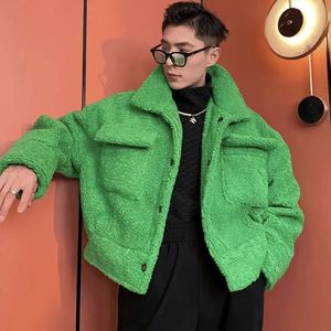 男性用のハンサムな緑のパッド入りジャケットラムウール肥厚冬の短いラペルコートファッションユニセックスハイストリートバイトップ240115