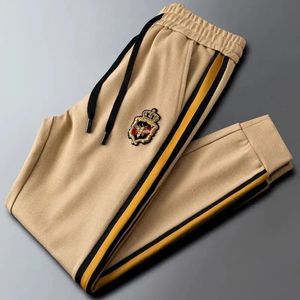 Mens preto longo bordado borboleta agulhas calças de pista calças retas awge sweatpant calças hip hop streetwear carga calças tamanho asiático M-4XL